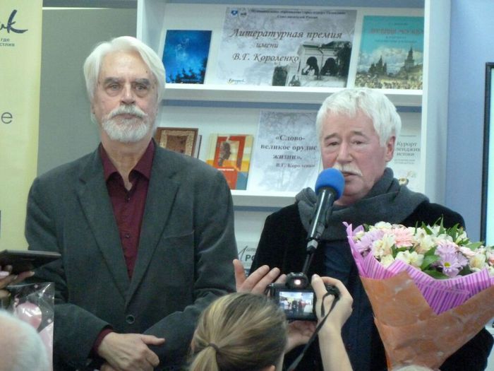 Лауреат премии  Борис Евсеев (слева) и председатель жюри Павел Кренёв